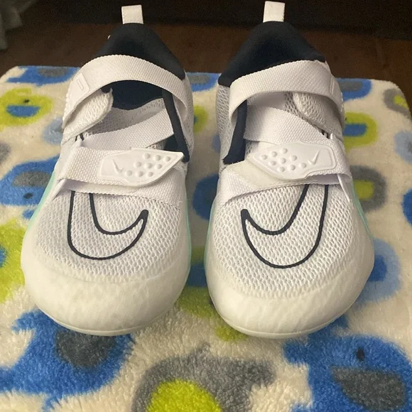 Nike ladies spin shoes size 8. - Picture 5 of 7